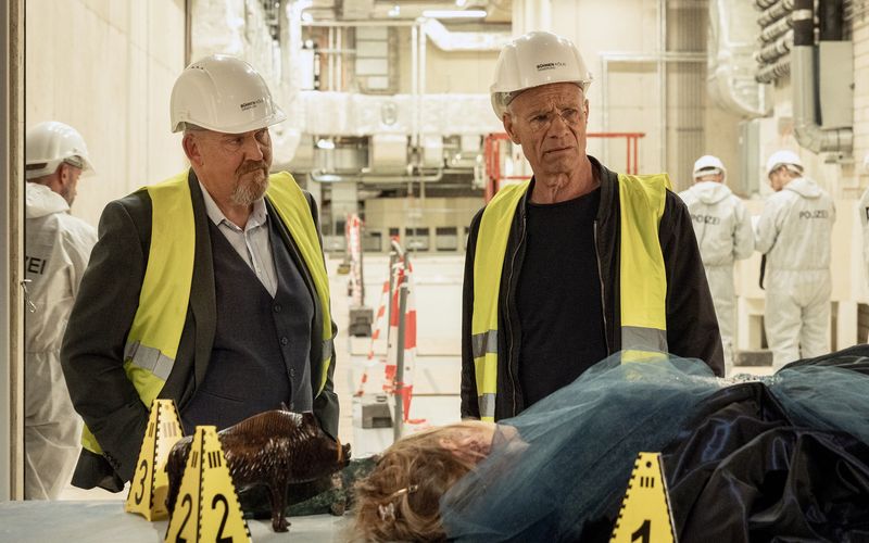 Mord an der Oper! Elli Zander (Ines Lutz), die Rüstmeisterin, wird erschossen im Lastenaufzug aufgefunden. Max Ballauf (Klaus J. Behrendt) und Freddy Schenk (Dietmar Bär, links) ermitteln.