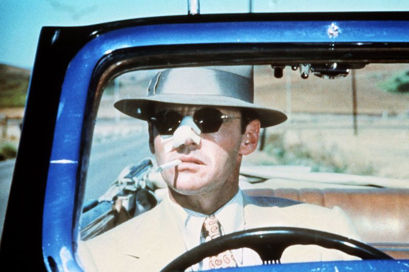 J.J. Gittes (Jack Nicholson) ist Privatdetektiv. Als solcher bekommt er es mit einigen zwielichtigen Gestalten zu tun.