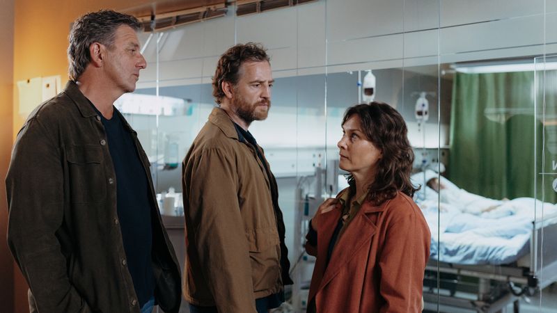 Martin (Hans Sigl, links) konfrontiert Clara Meindl (Kathrin von Steinburg, M.) und ihren Mann Jakob (Tom Radisch) mit schockierenden Neuigkeiten. Ihr beiden Kinder sind schwer krank und brauchen eine Stammzellenspende. Doch die vorhandene Spende reicht nicht für beide ...