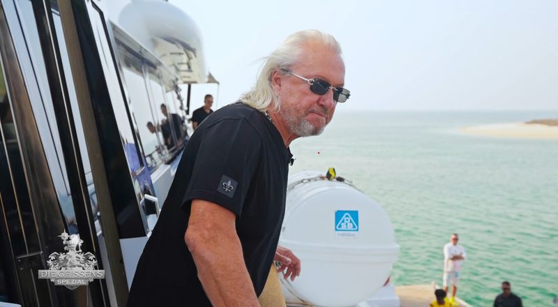 "Das ist eine Pappnase, der kann überhaupt nicht fahren", ging Robert Geiss mit dem Übergangskapitän der Indigo Star hart ins Gericht.