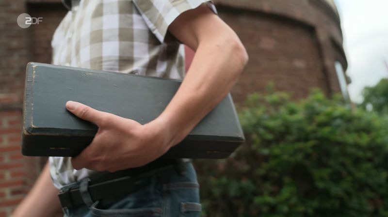 Zu Beginn sah alles noch so unschuldig aus, als der Besitzer sein Objekt ins ZDF-Trödelstudio trug. Doch der erste Eindruck täuschte gewaltig. Schon bald entwickelte sich der vermeintliche Koffer zum perfekten Inventar für einen Gruselfilm. Heute ging es also nicht unter den Hammer - eher unter das Skalpell.