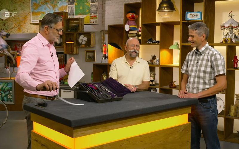 Bitte festhalten! Was an diesem Tag bei "Bares für Rares" auf den Tisch kam, war nichts für zarte Gemüter. Julian Schmitz-Avila konnte gar nicht hinsehen. Auch Horst Lichter (Mitte) erging es nicht besser.