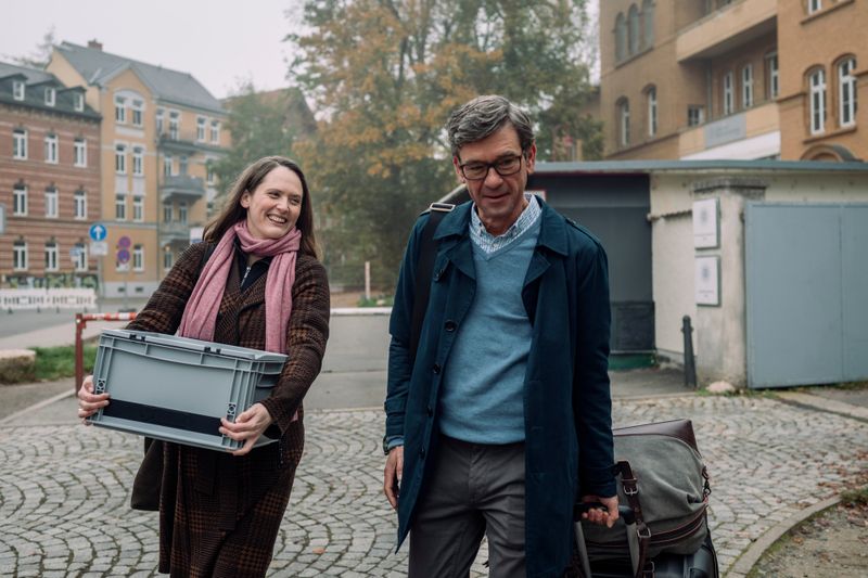 Bernhard Zeidler (Peter Schneider) versucht seiner neuen Angestellten Mala Murphy (Emily Cox) einen möglichst angenehmen Start in Deutschland zu ermöglichen. 