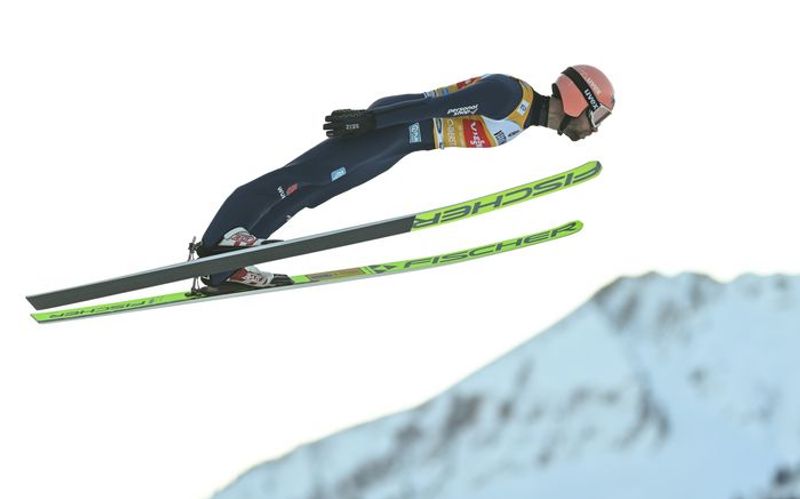 Der deutsche Skispringer Pius Paschke auf der berühmten Schattenbergschanze in Oberstdorf. Doch der Wintersportort hat mehr zu bieten als den alljährlichen Start der Vierschanzentournee.