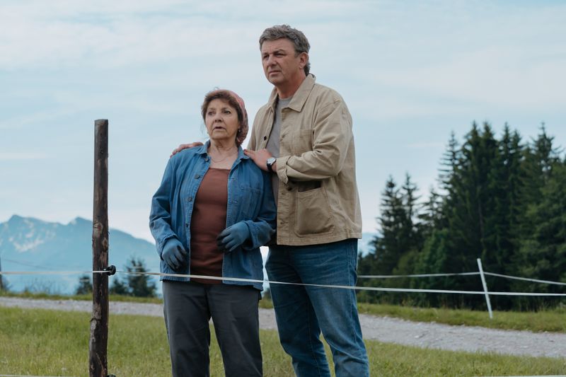 Familiendrama in Ellmau: Dr. Martin Gruber (Hans Sigl) bangt in "Höhenflug", der neuen Folge von "Der Bergdoktor", um seine Mutter Lisbeth (Monika Baumgartner).