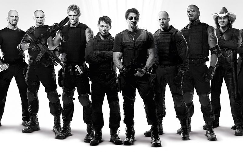 Fast wie ein Klassentreffen: Um es auf ihre alten Tage noch einmal krachen zu lassen - und sicher auch, um sich selbst zu feiern - taten sich diverse Actionhelden der 80-er in den letzten Jahren wieder zusammen, um gemeinsam auf den Putz zu hauen. Vier Filme hat es rund um die "Expendables" gegeben. Kabel Eins zeigt den ersten Teil am Montag, den 12. Januar um 20.15 Uhr.