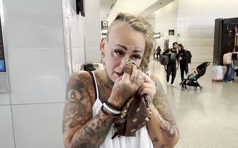 Myriam weint am Flughafen: Gerade hat sie Gabriel verabschiedet. 