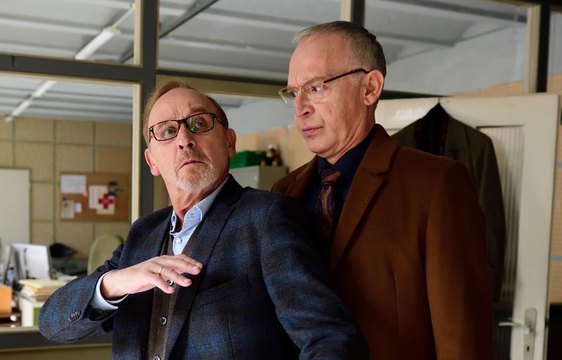 Letzter Fall für Zangel alias Christoph Süß (rechts): Vor dem Abschied geht er aber noch einmal dem Trio um Ludwig Schaller (Alexander Held) auf die Nerven.
