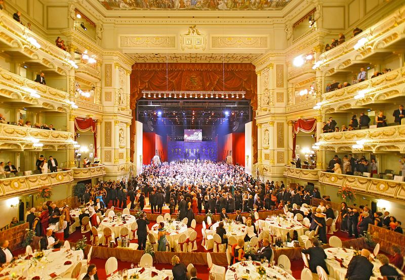 100 junge Paare geben beim Semperopernball 2026 ihr Debüt.