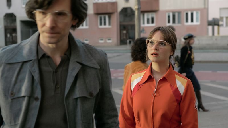 Monika Schöllack (Sonja Gerhardt) sieht in "Ku'damm 77" auf der Straße einen Mann (Sabin Tambrea), der alte Erinnerungen weckt.