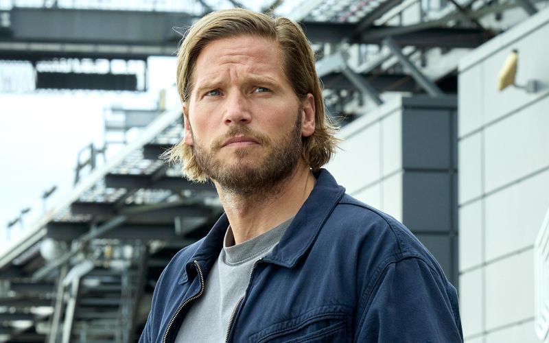 "Die Bergretter"-Star Sebastian Ströbel nimmt eine neue Rolle ein. Im neuen RTL-Krimi "Einsatz Seeler - Ein Lübeck-Krimi: Geld wie Heu" spielt er einen ermittelnden Sozialarbeiter. Im teleschau-Interview spricht der Vater von vier Töchtern über seine Fußballleidenschaft - und wie sie sein Familienleben bestimmt.