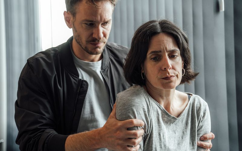 "Tatort: Das Böse in Dir" konfrontiert Kommissarin Esther Baumann (Brigitte Urhausen) mit ihrer Vergangenheit. Kommissar Leo Hölzer (Vladimir Burlakov) steht ihr, so gut es geht, bei. 