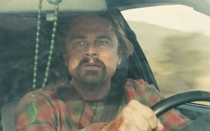 Bob (Leonardo DiCaprio) wird in "One Battle After Another" von seiner Vergangenheit eingeholt.