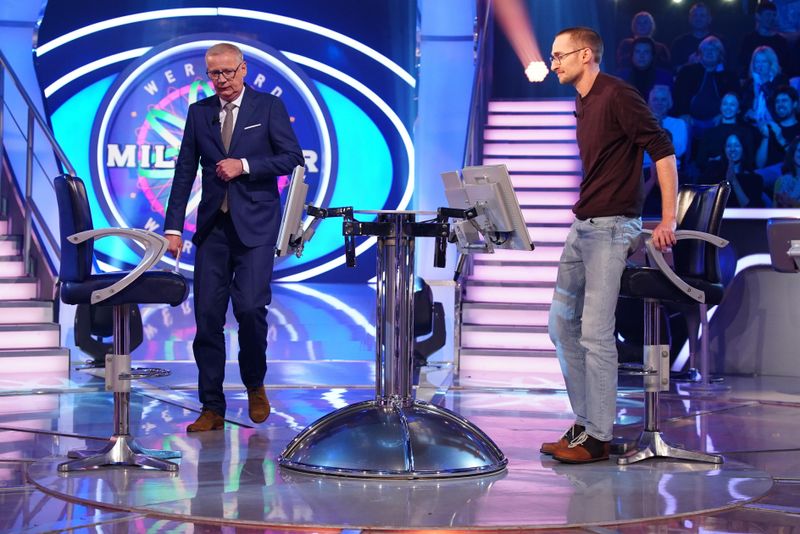 Gelächter, als Axel Wolf Platz nahm. Der Kandidat fragte sich warum. Er setzte sich versehentlich auf Jauchs Platz.