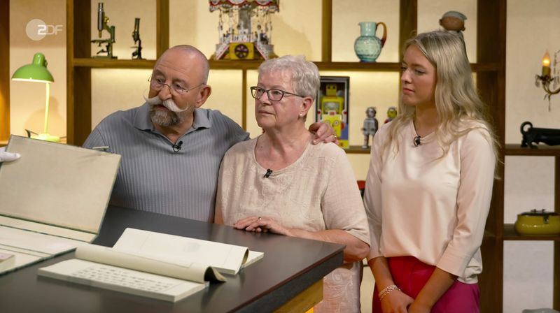 Horst Lichter (links) staunte nicht schlecht, als Experte Detlev Kümmel in der Montagsausgabe der ZDF-Trödelshow "Bares für Rares" zur Rasierklinge griff: "Das ist das erste Mal, dass wir was kaputt machen." Die Verkäuferin stimmte dem ungewöhnlichen Eingriff zu, obwohl der ermittelte Schätzwert nach der Aktion sogar niedriger ausfiel als zuvor.