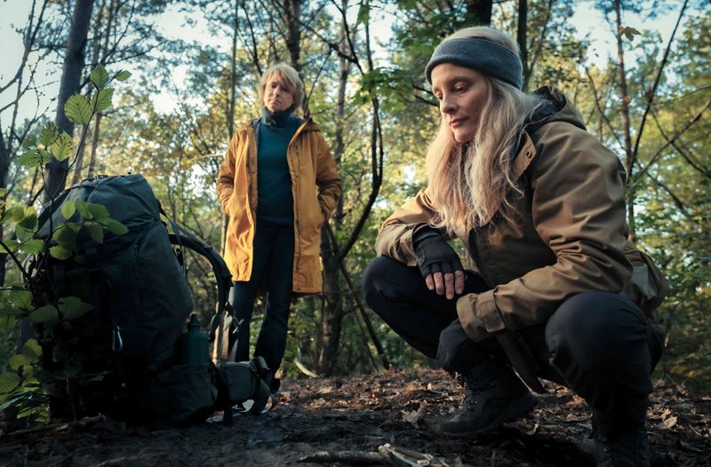 Susanne Bonard (Corinna Harfouch, links) schließt sich der Wildnislehrerin Dara Kimmerer (Anne Ratte-Polle) an. Will sie sich kurz vor der Rente selbst auf neue Art finden? Oder ist es doch eine Art Ermittlung?