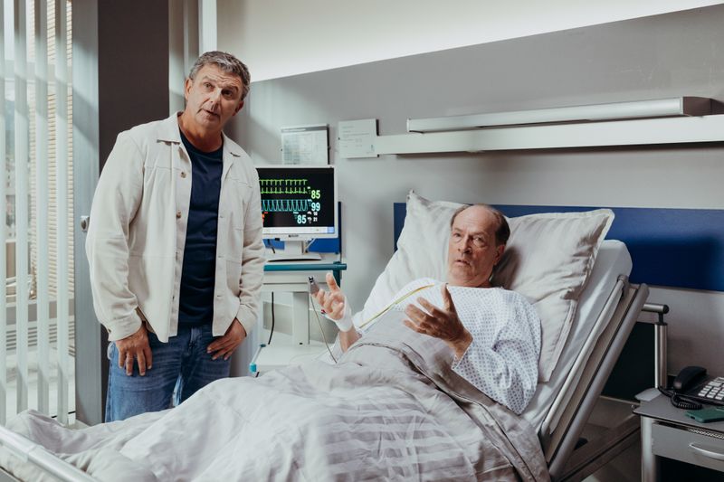 Dr. Martin Gruber (Hans Sigl, links) hat in der neuen "Bergdoktor"-Folge "Wünsche" schlechte Nachrichten für Michael Fellner (Herbert Knaup).