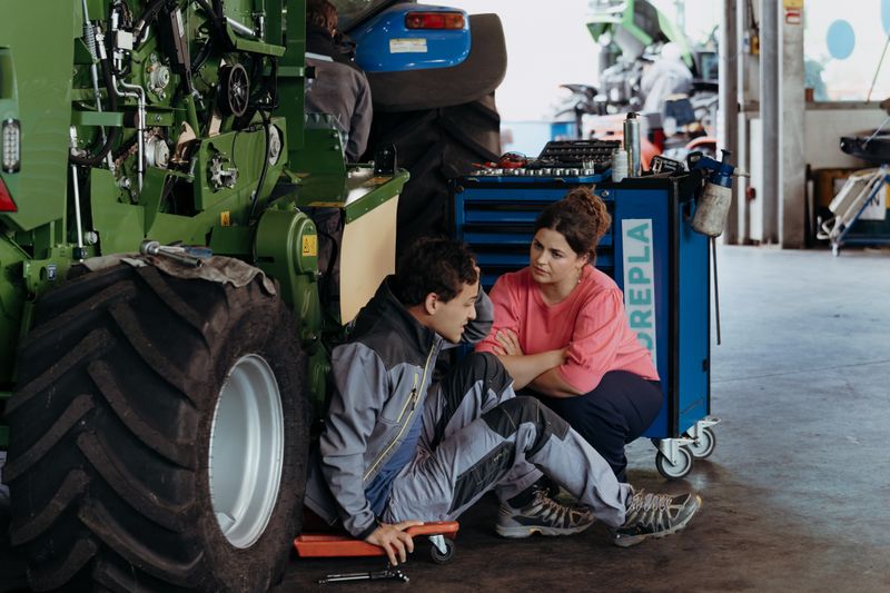 Lili Gruber (Ronja Forcher) kommt im Landhandel an ihre Grenzen. Ist Xaver Hofinger (David Ali Rashed) eine Hilfe in ihrer Not?