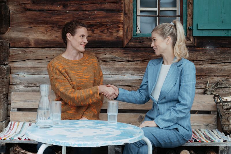 Unverhofft kommt oft: Martins Frau Karin Bachmeier (Hilde Dalik, rechts) besucht die vom Erbstreit um den Landhandel zermürbte Caro Pflüger (Barbara Lanz) und bietet Unterstützung an. 