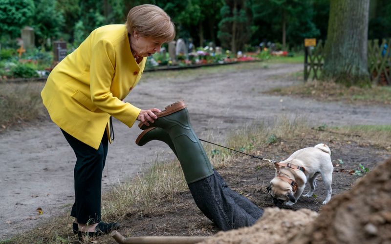 Nicht alle Krimiklischees, wenn es auch viele sind, treffen bei Miss Merkel (Katharina Thalbach) ins Schwarze. So identifiziert sie mit Mops Helmut nicht etwa den Friedhofsgärtner als Mörder - sondern als Ermordeten.