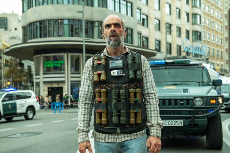 Santiago (Luis Tosar) muss im Actionthriller "Ultimatum - Die Bombe tickt" dafür sorgen, dass seine Sprengstoffweste nicht explodiert.