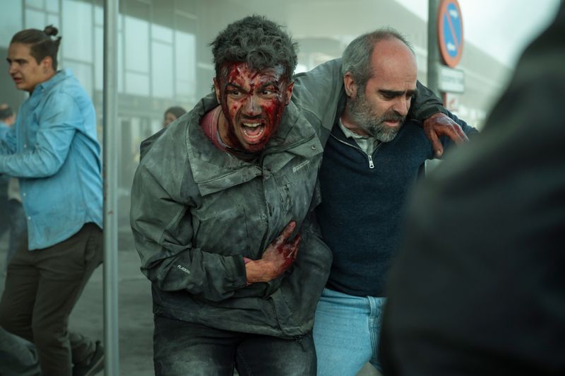 Nach einem Terroranschlag am Flughafen rettet der Taxifahrer Santiago (Luis Tosar, rechts) den Verletzen Hamza (Nourdin Batan).