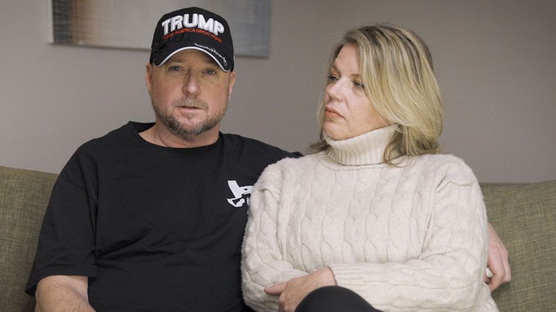 Guy Reffitt mit seiner Frau Nicole, die sich seiner politischen Radikalisierung angeschlossen hat. "Guy hat sich verliebt", so sagt sie - und meint damit Trump.

