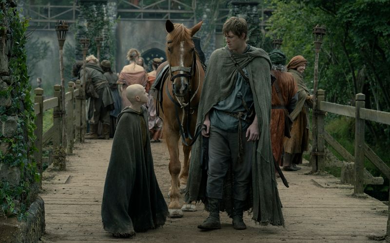 Der unbekümmerte Knappe Egg (Dexter Sol Ansell) will Ser Duncan the Tall (Peter Claffey) partout nicht von der Seite weichen. 