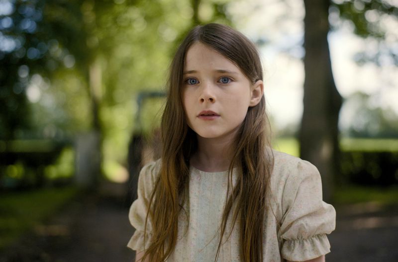 Die kleine Cáit (Catherine Clinch) erfährt von ihren Eltern wenig Zuneigung. 