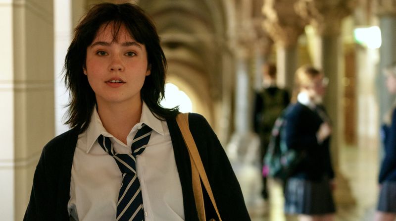 Schülerin Emily (Paulina Hobratschk), selbstbewusst, ambitioniert und als Babysitterin bei zwei der vier Freundinnen aktiv, wird ermordet. In Rückblenden lernt man sie besser kennen.