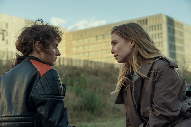 Julika (Seyneb Saleh, links) und Alice (Sina Martens) arbeiten beim BND und waren ein heimliches Liebespaar. Vor Kurzem haben sie sich getrennt, doch womöglich gibt es noch eine Chance für sie? 