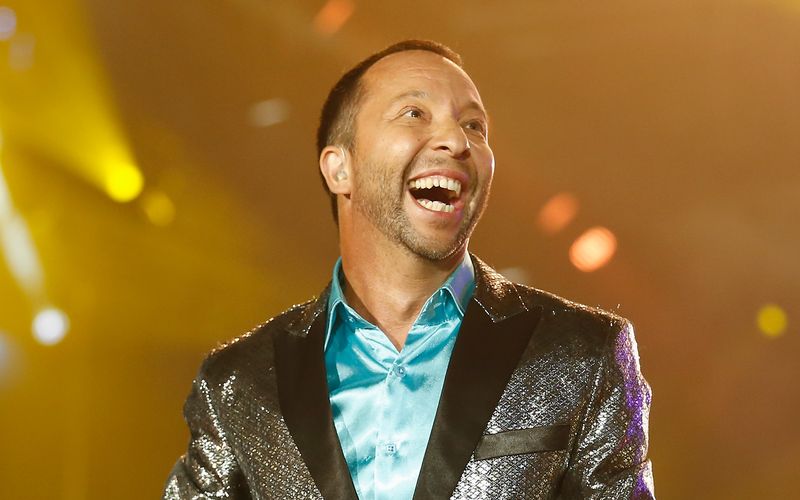 So kennt man den "King of Dance" seit mehr als 30 Jahren: Auf der Bühne hat DJ Bobo immer gute Laute und die überträgt er auch auf sein Publikum. Herumgesprochen hat sich längst auch, dass er eigentlich Peter René Baumann heißt. Den Künstlernamen hatte er sich in den 1980er-Jahren zugelegt, als er noch Graffiti-Künstler war, und ist eine Anspielung auf die Hauptfigur des Comics "Bobo, der Ausbrecherkönig". "BoBo" war sein Graffiti-Tag, sein Künstler-Logo.