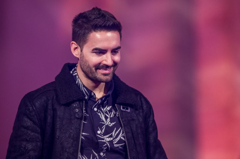 Menderes wurde über diverse Einsätze bei "Deutschland sucht den Superstar" bekannt und absolvierte auch erfolgreich das RTL-"Dshcungelcamp".