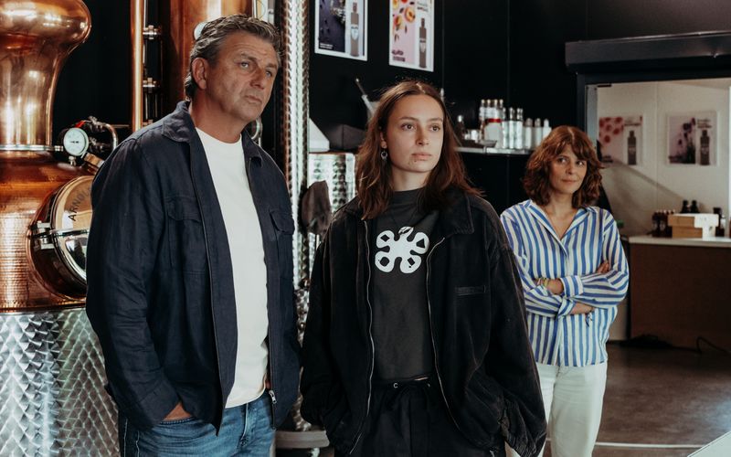 Lexi Helmig (Mascha Schrader) gibt in der neuen "Bergdoktor"-Folge Dr. Martin Gruber (Hans Sigl) und Isabelle Meyer (Lale Yavaş), der Freundin ihres Vaters, einige Rätsel auf.