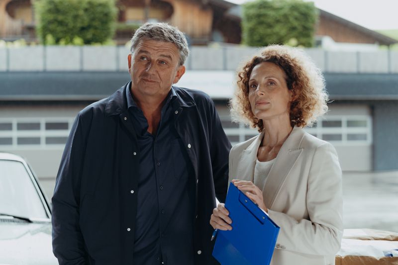 Dr. Martin Gruber (Hans Sigl) ist froh, dass Caro Pflüger (Barbara Lanz) seine Tochter Lili im Landhandel doch unterstützen will.