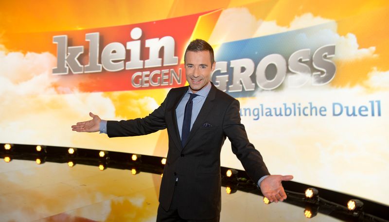 Moderator Kai Pflaume begrüßt Publikum und Gäste zur ersten Mehrgenerationen-Wettkampf-Show des Jahres.