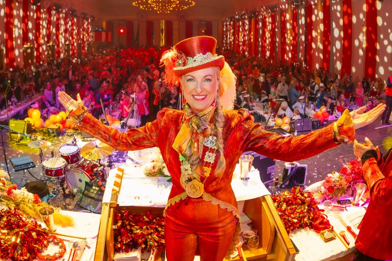 Sitzungspräsidentin Tanja Wolters leitet die Prunksitzung "Kölle Alaaaf - Die Mädchensitzung". 2.000 Frauen im Saal übernehmen am schmutzigen Donnerstag das Regiment.