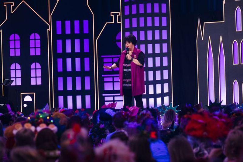 Die Standup-Comedienne Ingrid Kühne ist laut ZDF "der Star auf jeder Karnevalsbühne, originell, genial und zum Schieflachen".
