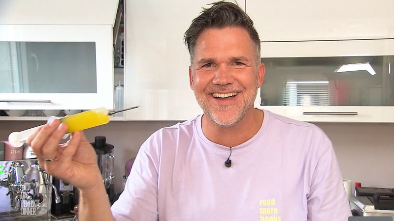 Gelbe Masse intravenös? Kolja präsentiert das Werkzeug für seinen Zitronenkaviar.