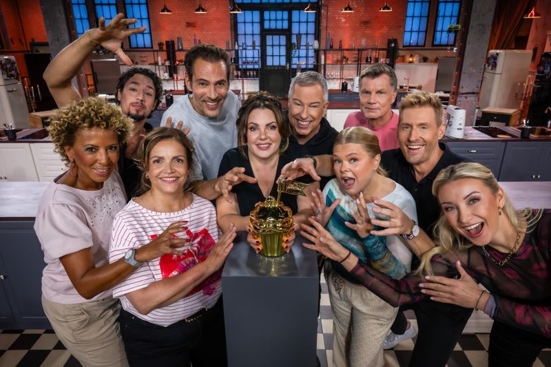 Zehn prominente Hobbybäcker wollen sich in der zehnten Staffel von "Das große Promibacken" den Sieg sichern.