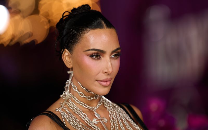 Hier ein Gläschen Prosecco beim Empfang, da ein Drink auf der Veranstaltung - Promis bekommen bei jeder Gelegenheit Alkohol angeboten und können sich manchmal schwer zügeln. Doch manche Stars wie etwa Kim Kardashian (Bild) verzichten auf alkoholhaltige Getränke - aus unterschiedlichen Gründen ...  