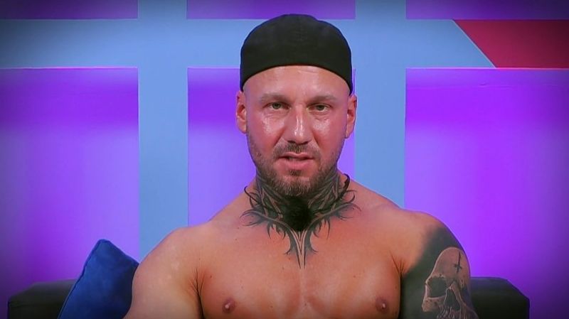 Johannes ist genervt von David und überhaupt allem - dabei sitzt auch seine Freundin in der Partnerinnen-Villa.