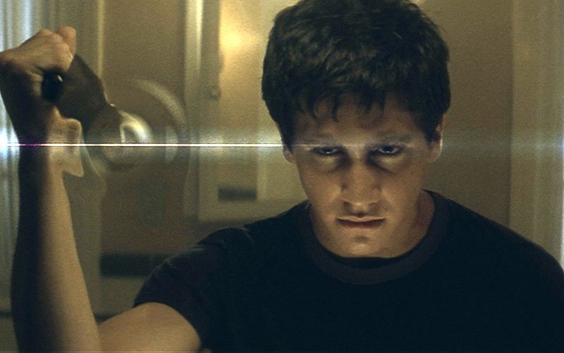 Muss man wirklich immer alles verstehen? Oder sollte man einfach auch mal Spaß daran haben, an der Nase herumgeführt zu werden? "Donnie Darko" mit ist einer dieser Filme, die bewusst falsche Fährten legen und lieber Rätsel aufgeben, als Fragen zu beantworten. Zum 25. Jubiläum des Kultfilms mit Jake Gyllenhaal (Bild) präsentieren wir Filme und Serien mit den irrsten Wendungen und verrücktesten Auflösungen. 