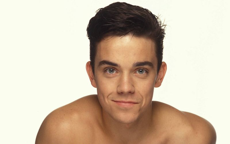 Der Robbie Williams von 1991 (Foto) hätte es sich wohl nie erträumen lassen: Elf seiner bis dato zwölf regulären Studio-Alben erreichten im Vereinigten Königreich Platz eins der Charts, hierzulande schafften dies ganze acht Stück. Über 75 Millionen Platten soll er bisher verkauft haben. Bei den Brit Awards ist er Rekordhalter mit 18 Auszeichnungen, mit 1,6 Millionen verkauften Konzerttickets an einem einzigen Tag landete er im Guinness-Buch der Rekorde.