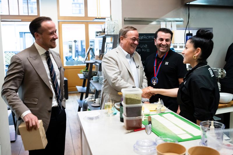 Politiker in Pop-up-Küche: Ex-Kanzlerkandidat Armin Laschet und sein Sohn Joe überraschen Elif Oskan und Ali Güngörmüş in der neuen Folge von "Güngörmüs und Oskan liefern ab!" (VOX). Wer bekocht die Promis besser?