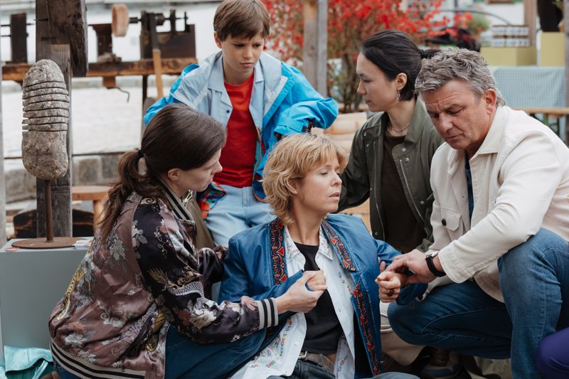 Aufregung auf dem Handwerksmarkt: Anni (vorne Mitte) bricht plötzlich zusammen. Ihre Frau Melanie (links), ihr Sohn Elias (hinten) und Freundin Sarah sind besorgt, während "Bergdoktor" Dr. Martin Gruber erste Hilfe leistet.