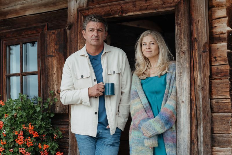 "Endlich mal frei!", freut sich Karin Bachmeier (Hilde Dalik). Doch der Blick von "Bergdoktor" Martin Gruber (Hans Sigl) zeigt es: aus dem geplanten freien Tag wird in der Folge "Schmelzpunkte" nichts.