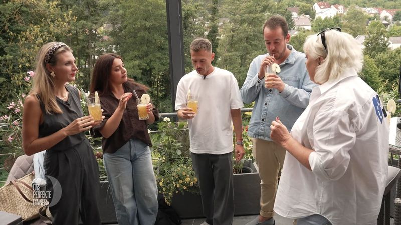 Vor traumhafter Aussicht beginnt der Abend für (von links) Susanne, Turina, Max, Markus und Petra mit einem Apfel-Aperitif.
