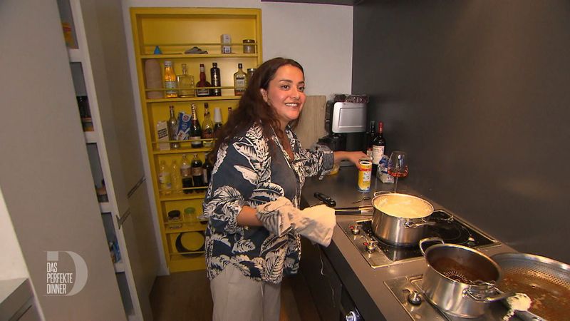 Trotz Hektik behält Turina bei der Hauptspeise den Überblick über ihre Pfannen und Töpfe.
