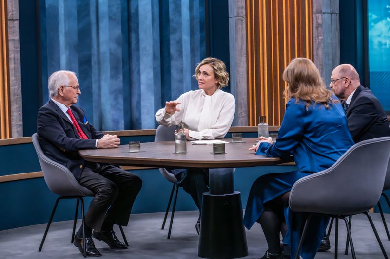 Caren Miosga (zweite von links) diskutierte mit ihren Gästen über die Krise der NATO im Zuge von Donald Trumps Anspruchsbekundungen auf Grönland.